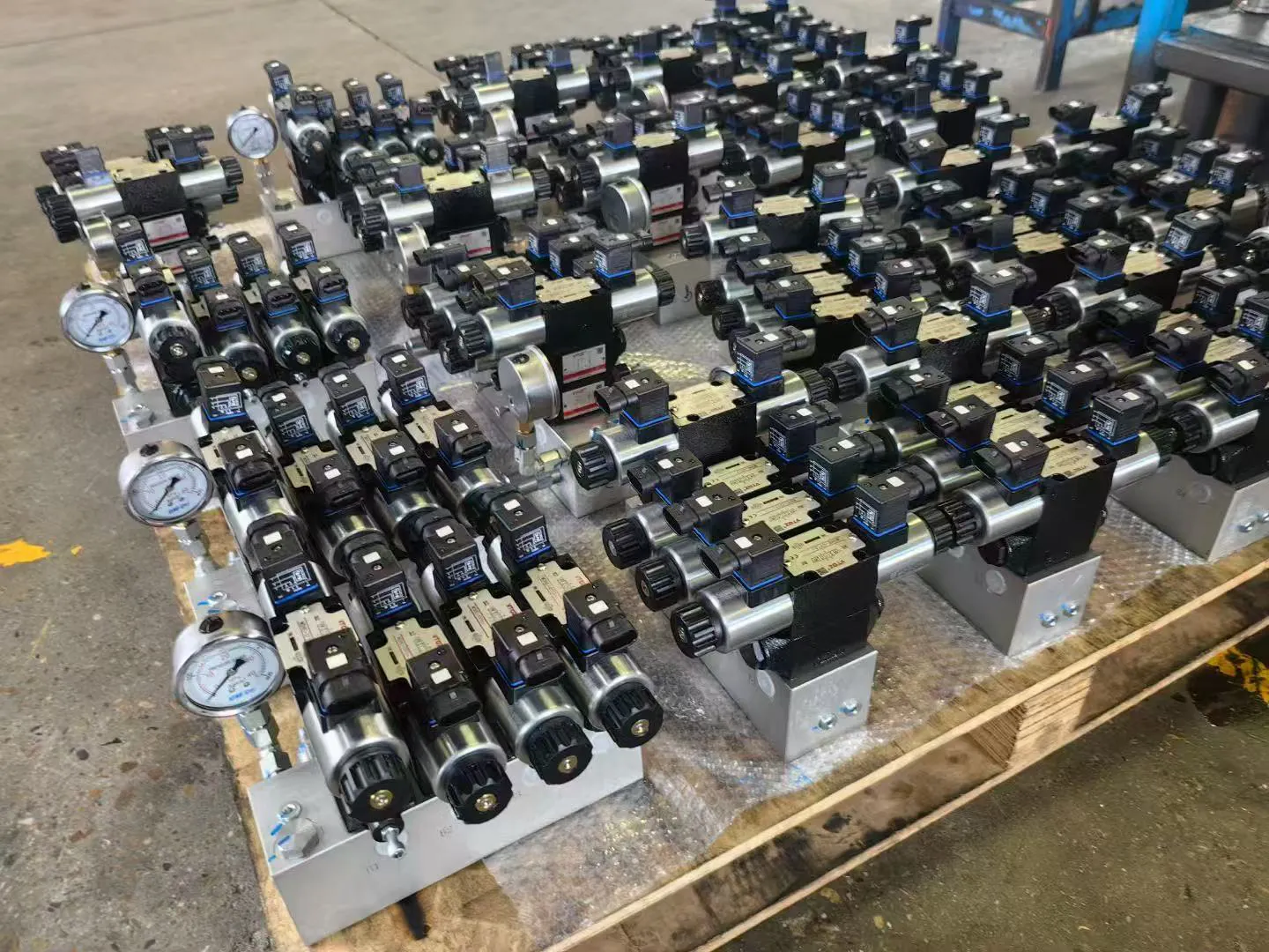 3‑Pin AMP to Square Plug Applied on Hydraulic Manifold Block